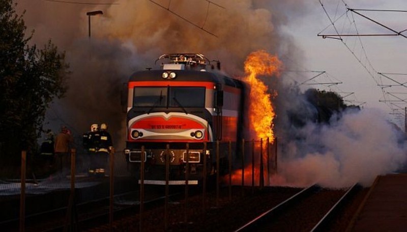 locomotiva unui marfar a luat foc circulatia este intrerupta intre simeria si petrosani 276014 1