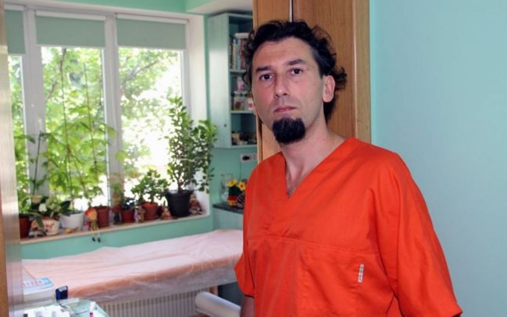 Medic născut în Arad, arestat pentru violarea unei fetiţe de 11 ani. Acesta i-a făcut copilei sex oral, apoi a penetrat-o parţial 1 medic arad