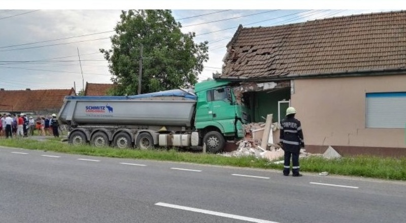 Un TIR a intrat în casă în apropiere de Arad. Locatarii erau plecaţi la propria nuntă! 1 tir 1