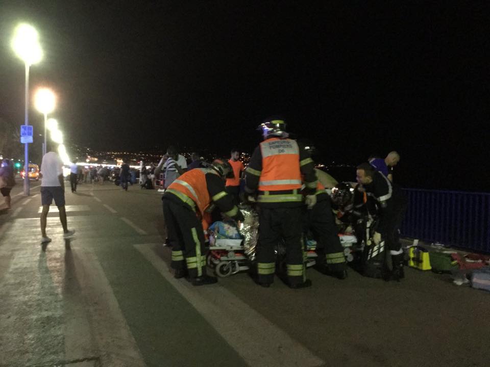 ATENTAT TERORIST in Franta in Nice cel putin 60 de morti LIVE TEXT 3