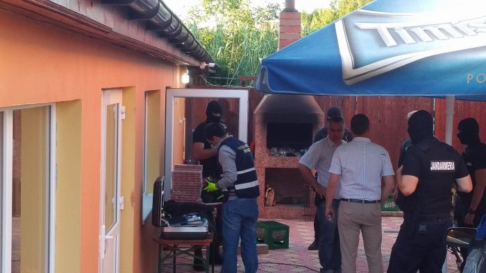 Percheziţii la contrabandiştii de ţigări. Marfa era depozitată în Arad 1 perchezitii tigari contrabanda 2