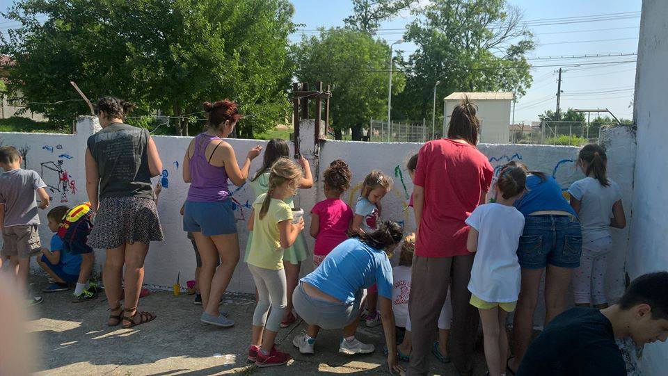 Voluntarii străini îşi petrec timpul liber cu copiii de la Şcoala Gimnazială “Iosif Moldovan“ Arad 1 voluntari 2