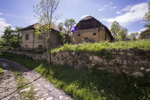 Un sat vecin cu judeţul Arad este unic în lume: are un drum de 10km de marmură, dar mai are un singur locuitor 1 alun