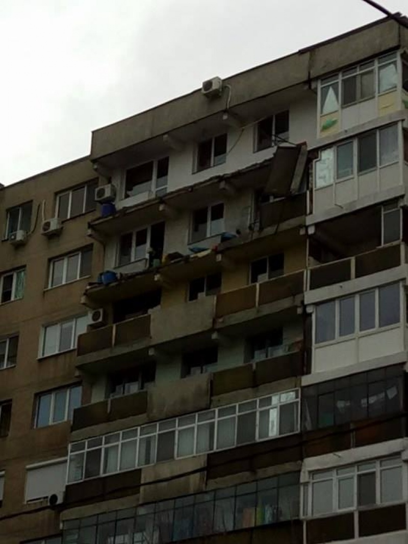 Se desprind balcoanele din Capitală din cauza vântului 1 balcon1