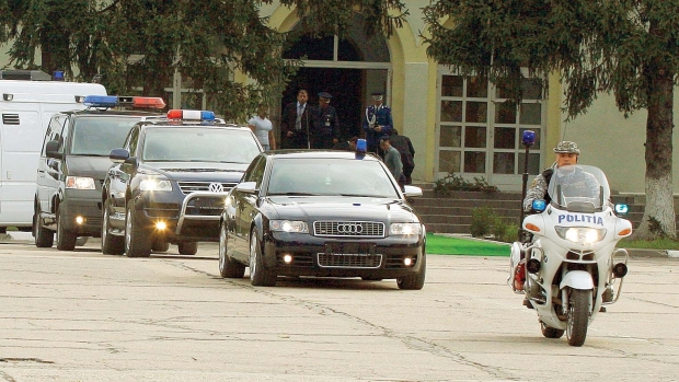 Sticle de whisky, coșuri cadou pentru Paște sau Crăciun, parfumuri de la case celebre, creme, produse cosmetice și de machiaj, lucruri „necesare“ pentru parcul auto al Guvernului 1 colo