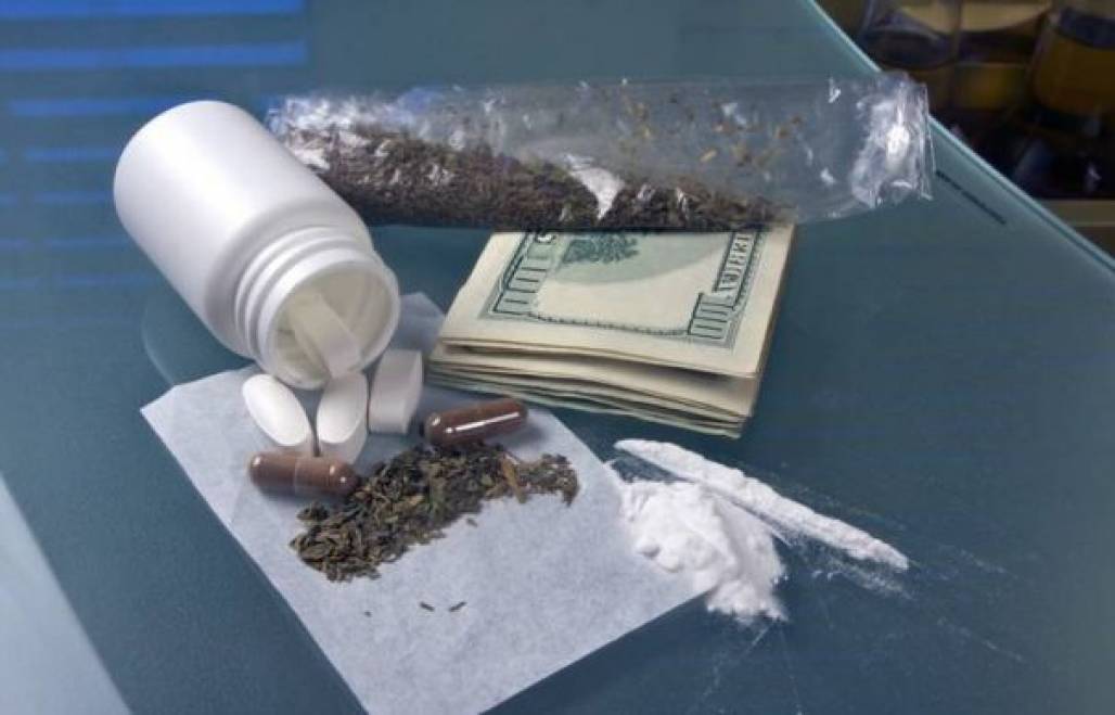 mii de pastile de amfetamina zeci de grame de cocaina si trei kg de cannabis gasite de politisti 34037