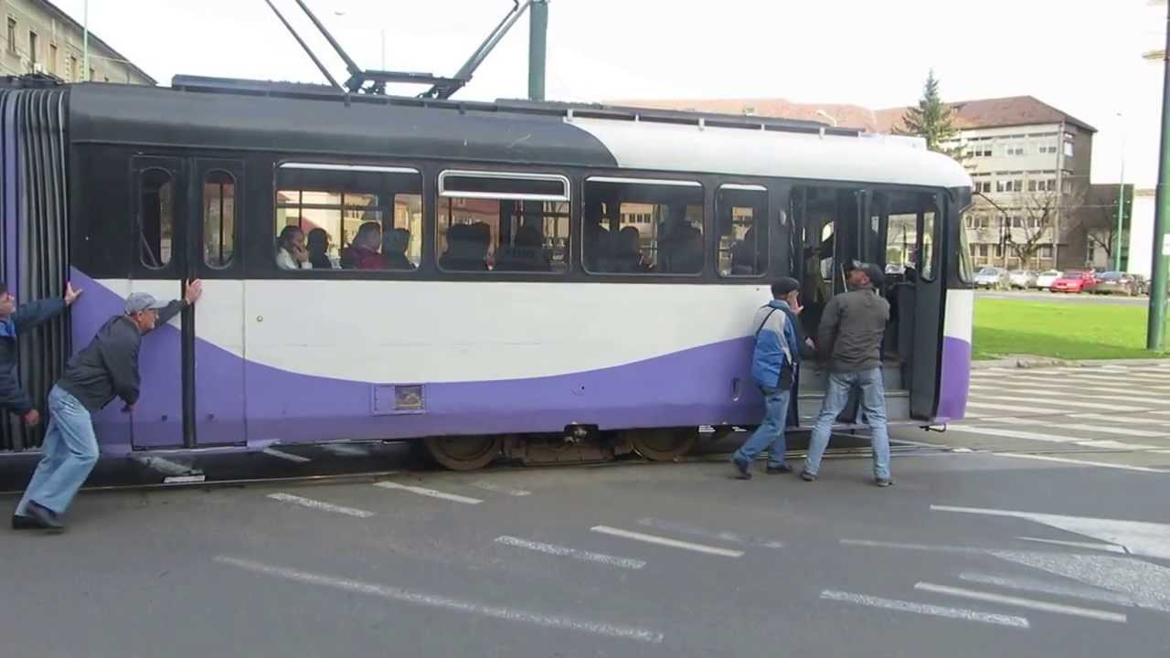 Timișorenii au inventat un nou sport de contact. Împinsul tramvaielor pe șină! 1