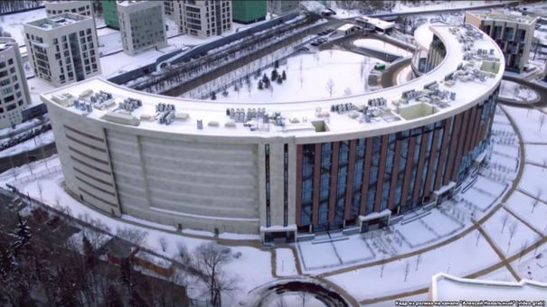 video rusia un bloc locativ a fost construit fara ferestre spre