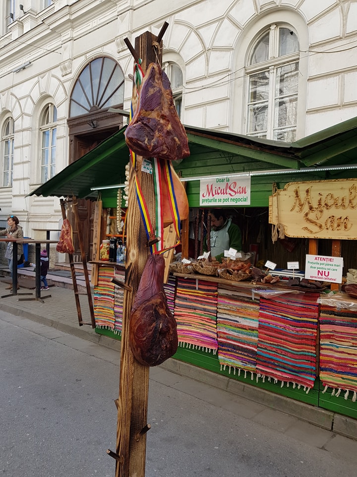 “Bradul” cu şuncă afumată, la Târgul de Primăvară din fața Primăriei Arad 1 ciolan