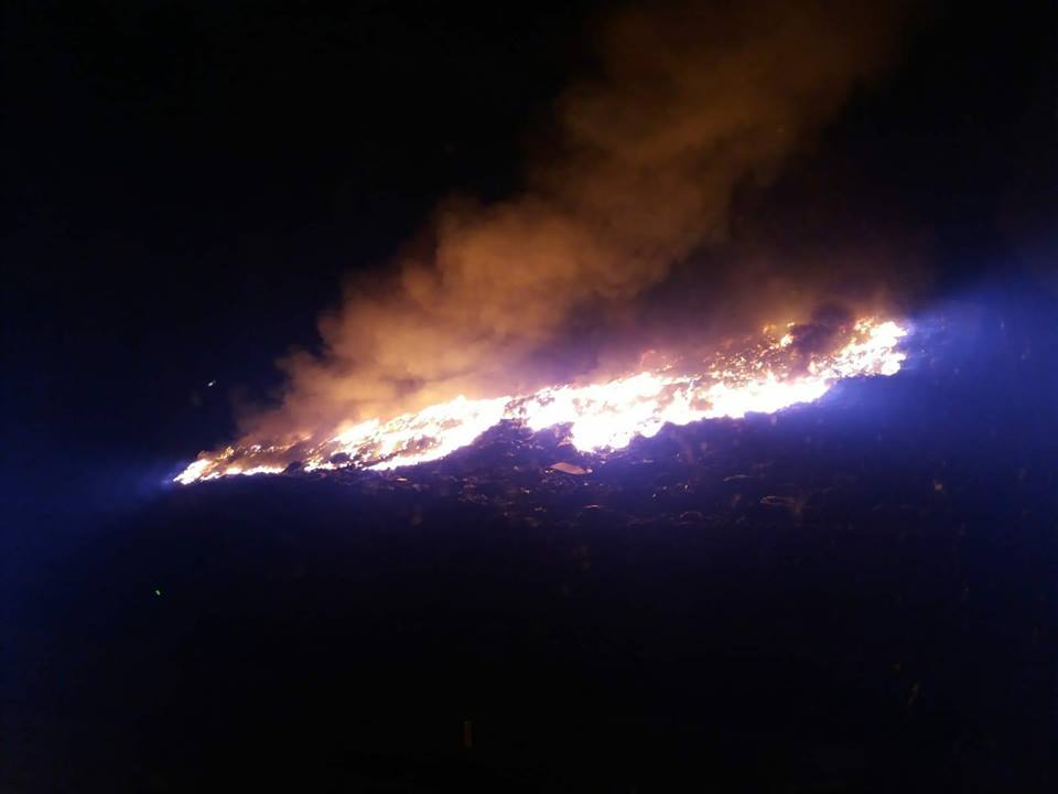 VIDEO Arde groapa de gunoi situată la ieșirea din Arad spre Șofronea 1 incendiu