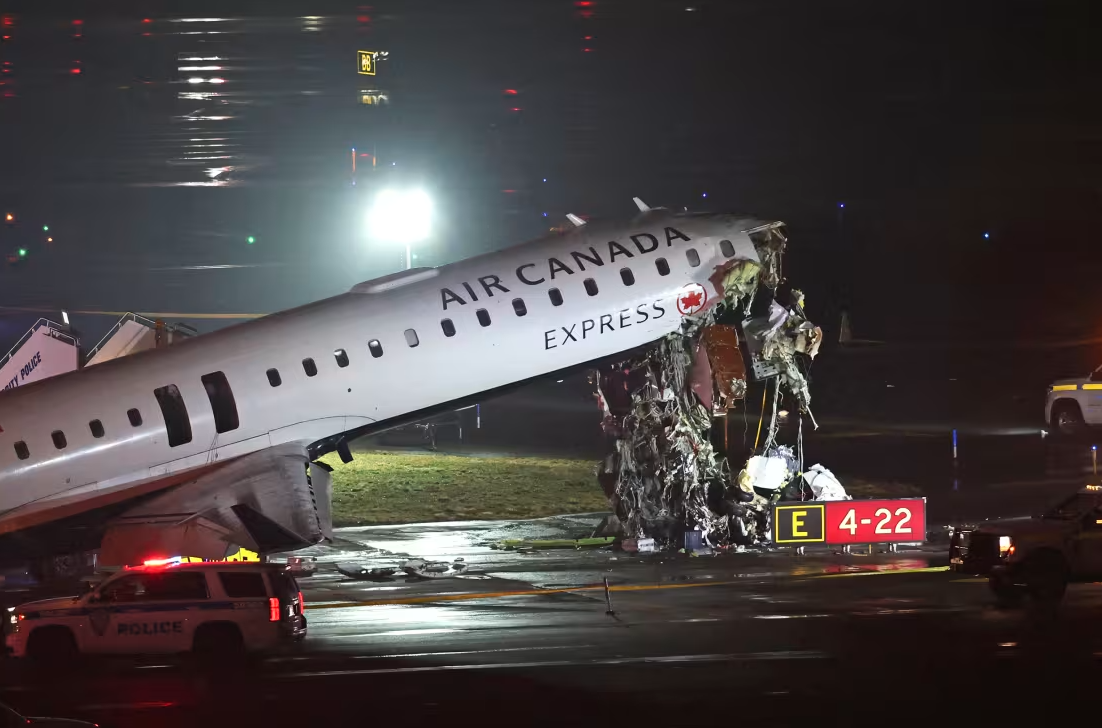 Doi piloți morți la New York: Avionul a lovit o mașină de pompieri pe pistă la aterizare. 41 de răniți, aeroportul LaGuardia blocat 1 aircanada