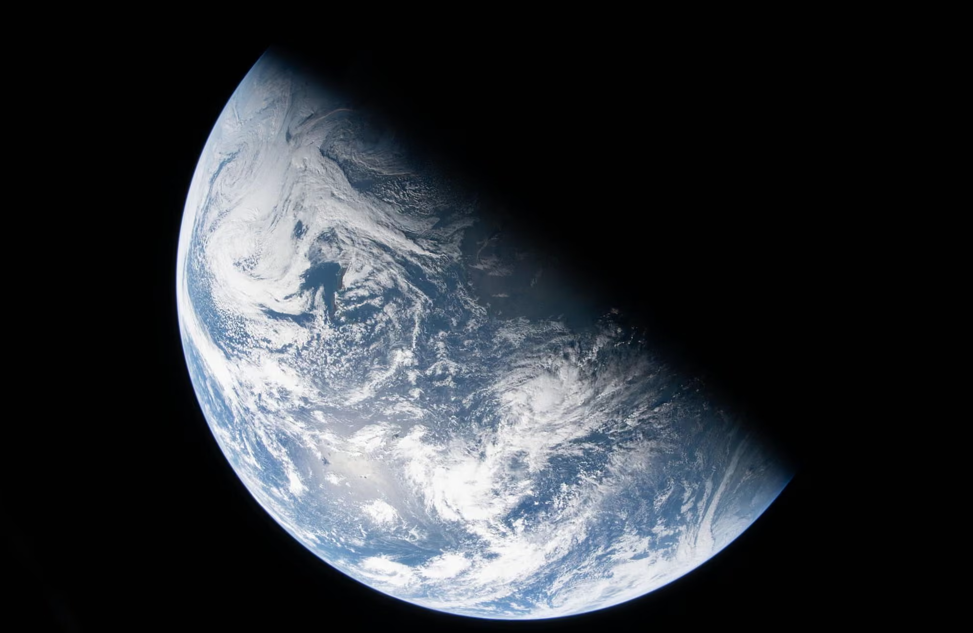 Artemis II a doborât recordul lui Apollo 13: cei patru astronauți sunt acum cei mai depărtați oameni de Pământ din istoria umanității 1 earthfromorion